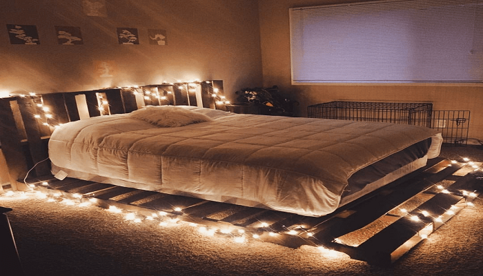 Căn phòng trở nên lung linh hơn khi sử dụng đèn led để trang trí giường gỗ pallet